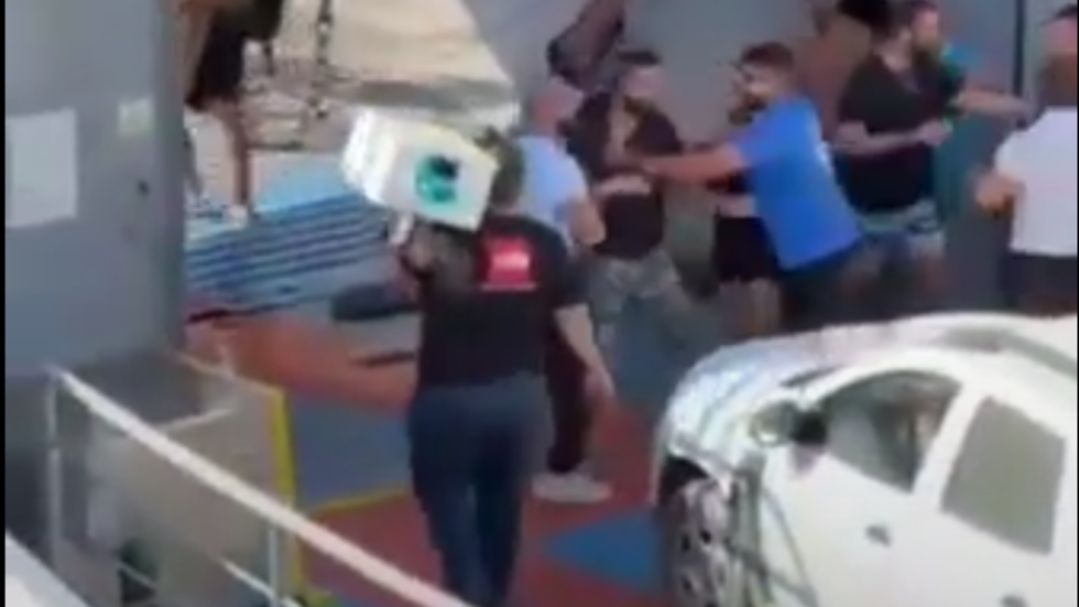 Επίθεση μέλους του πληρώματος σε αλληλέγγυους επιβάτες